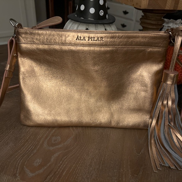 Ala Pilar Metallic Crossbody style purse with detachable tassel - Picture 2 of 4